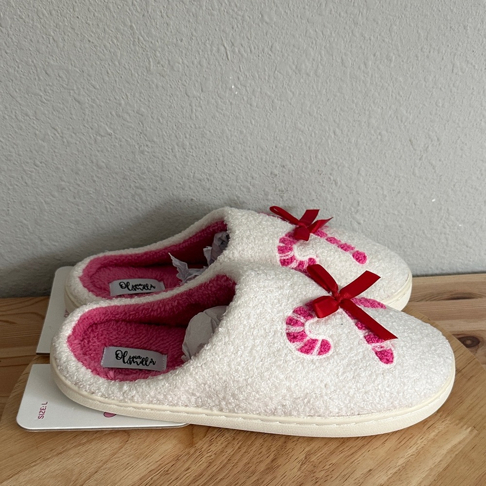Olivia Miller Holiday Womens Slip-On Slippers